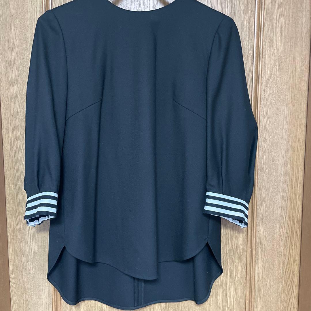 ボーダーズアットバルコニー 黒の五分袖チュニック ストライプ袖口