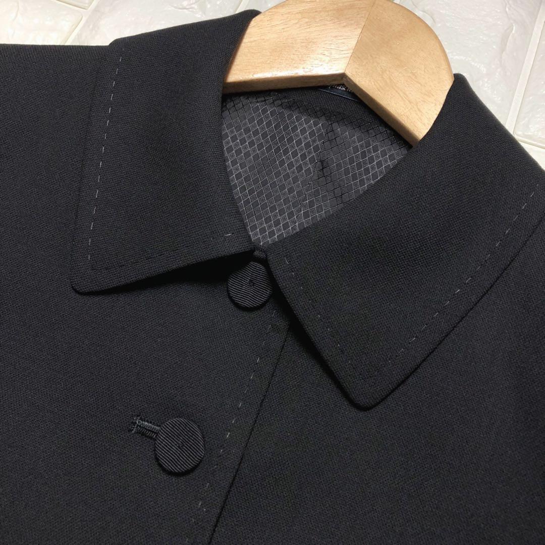 アクアスキュータムの上品な襟付きウールジャケット黒ブラック