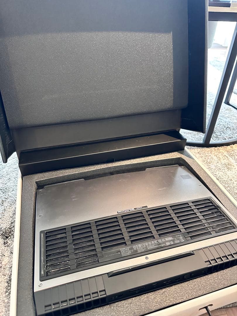 Alienware 17 R5 （i9-8950HK/16GB/GTX1070）