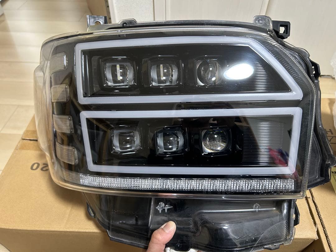 ハイエースヘッドライト Valenti(ヴァレンティ) 6眼