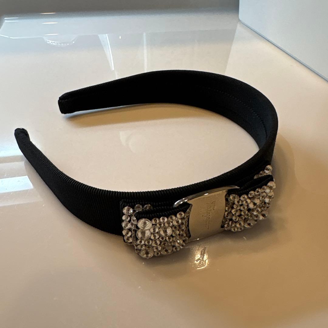 【フェラガモ】ビジュー付きカチューシャ