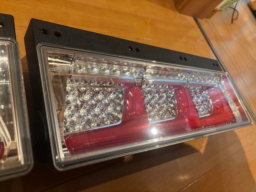 koito 3連 リアコンビネーションランプ 左右セット ISUZU 新車外し