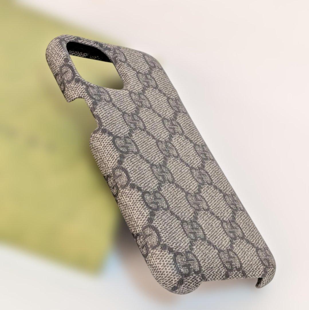 GUCCI iPhone15pro ケース グレー ブラック GGスプリーム柄