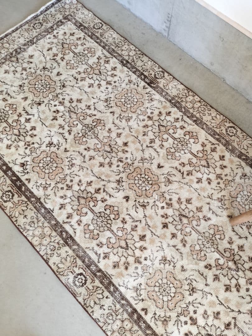 ベージュとチョコレートブラウンのノスタルジックラグ　No.708