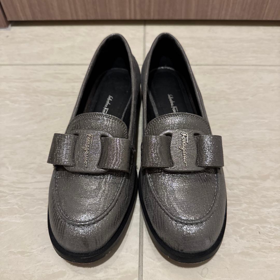 【美品レア】Ferragamo モカシン/ローファー リボン シルバー 25.5