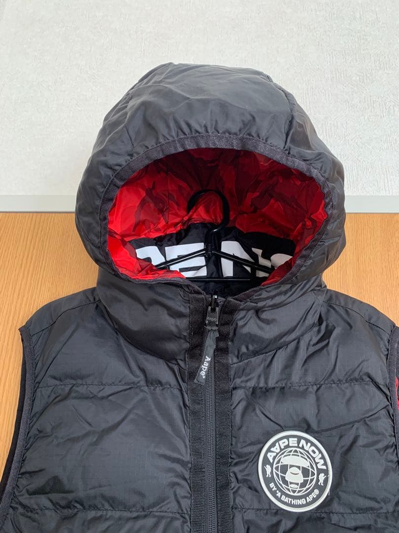 エイプ フード付きリバーシブルダウンベスト 黒 赤迷彩　ＸＬ