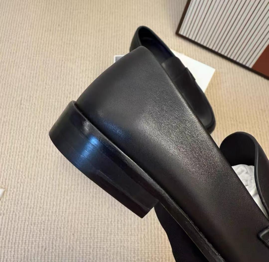 THE ROW 黒いレザー ローファー スリッポン