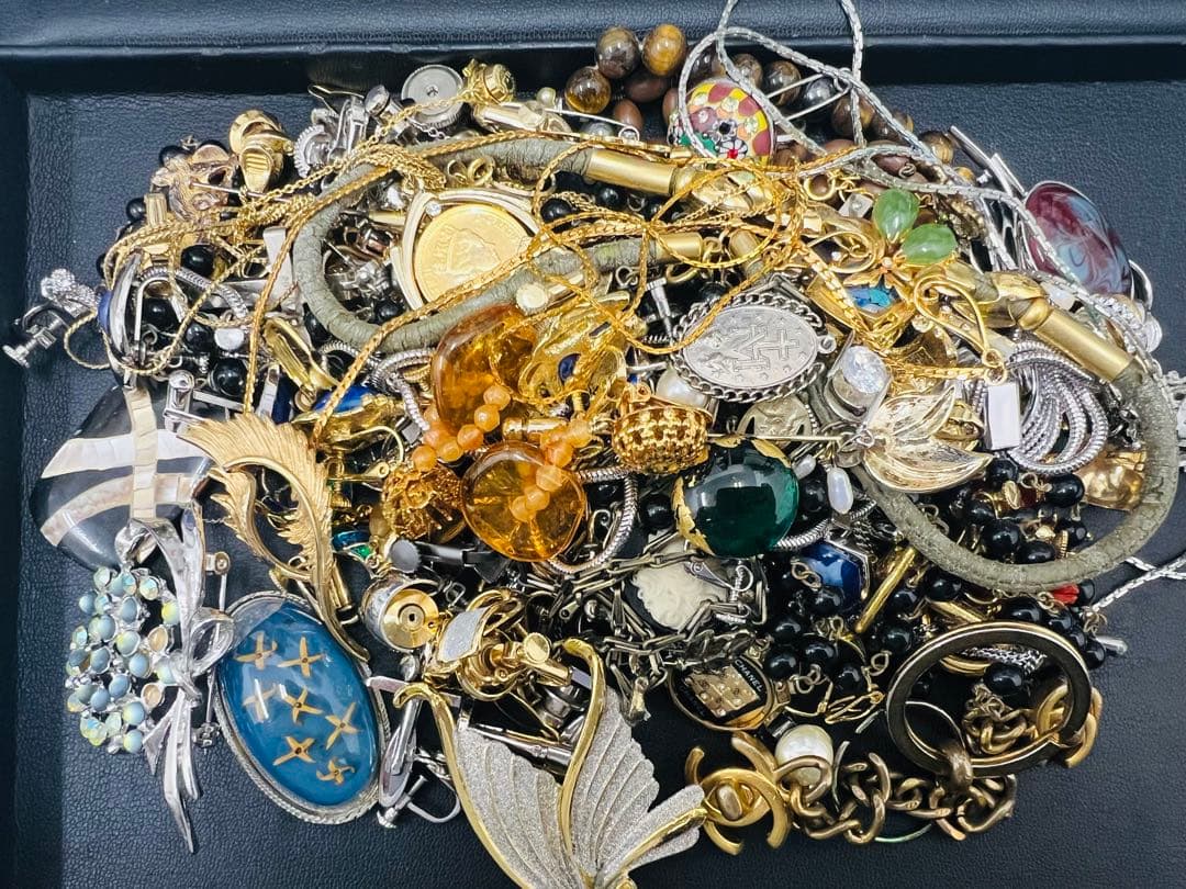 【生前整理　遺品整理】ネックレス　ブローチ　イヤリング　他　アクセサリーおまとめ