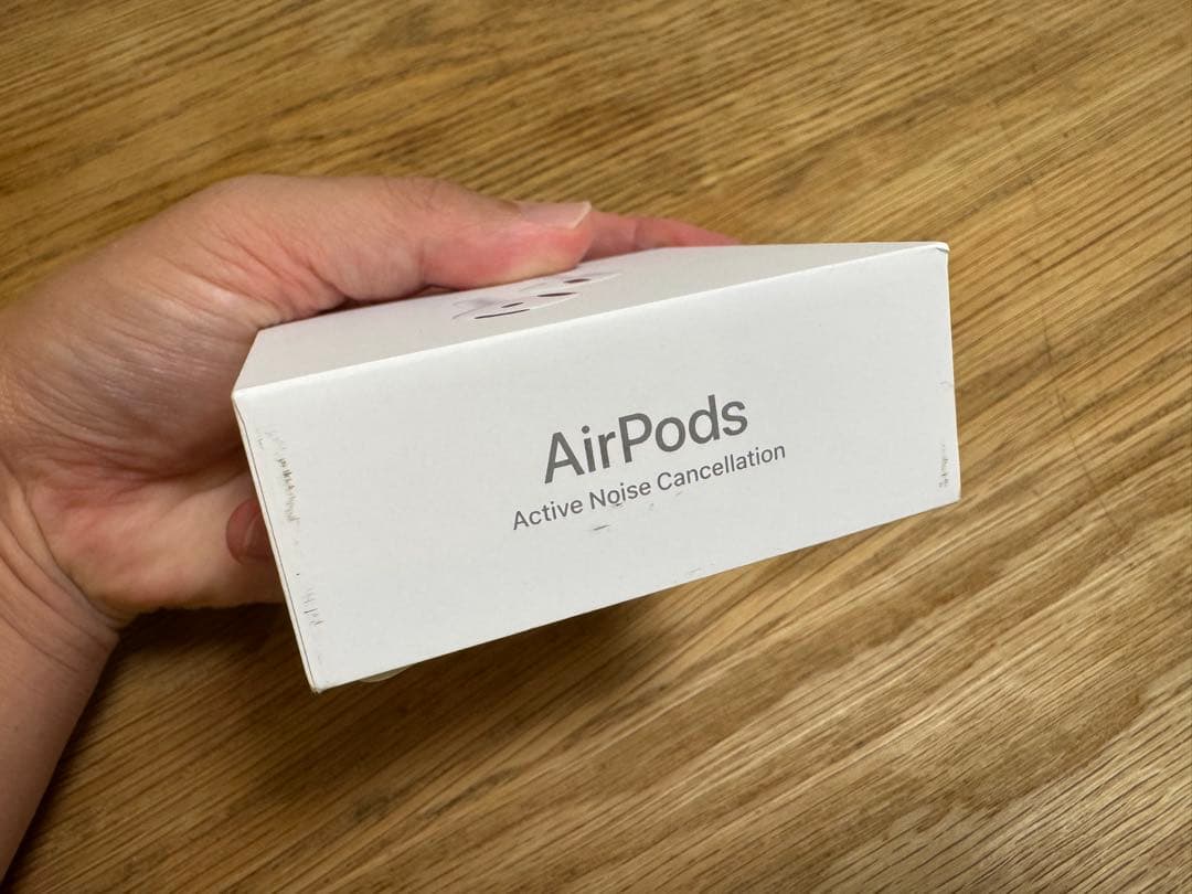 Apple AirPods 4 (第4世代) 本体　ノイズキャンセリングおまけ付