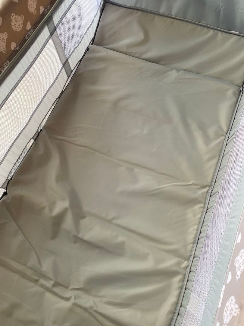 折りたたみ式ベビーベッド グレーとベージュ