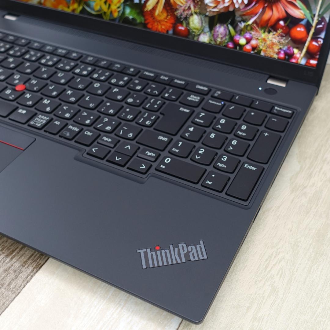 未使用に近いレベルの極美品✨１０コアの１２世代コアｉ５に超高速ＳＳＤ✨ＩＰＳ液晶