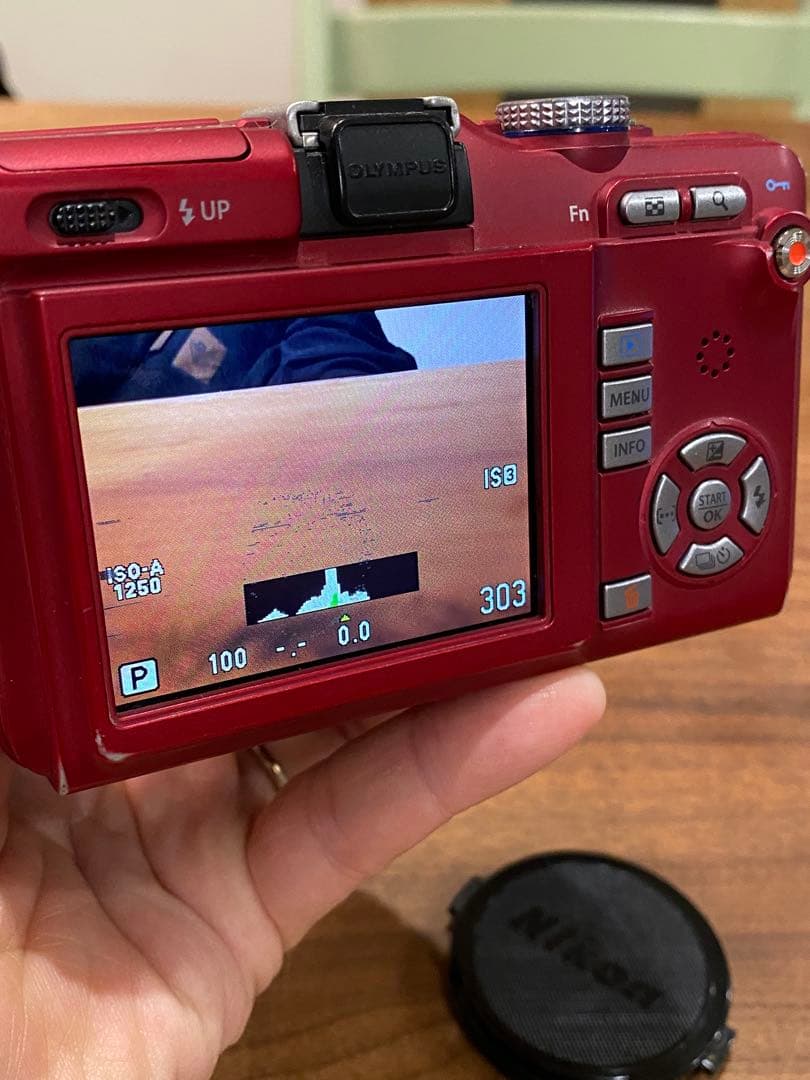 OLYMPUS e-pl1s 赤 ニコンNIKKOR 28㍉1:3.5 レンズ付