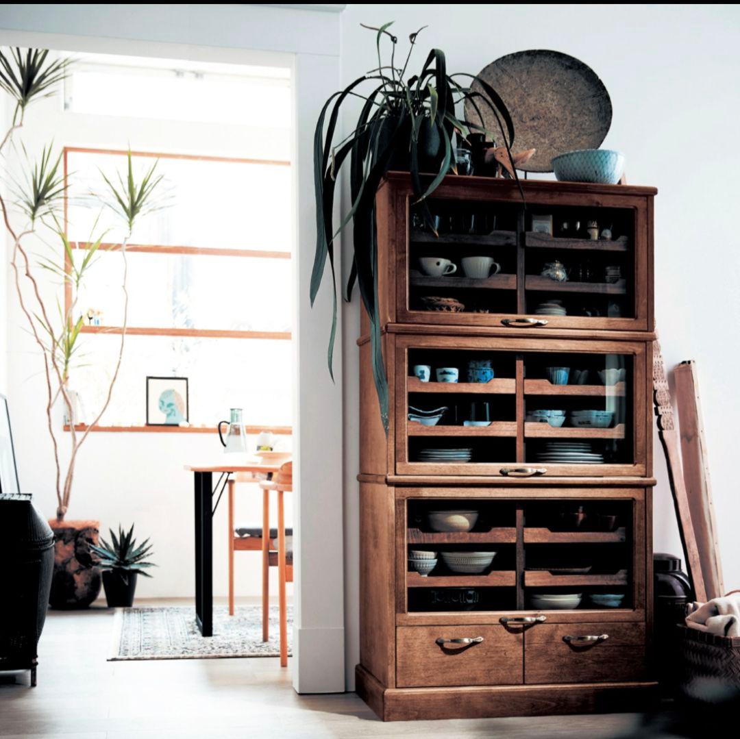 値下げ【美品/約半額】シャツケース風 木製ブラウンキャビネット ガラス扉付き