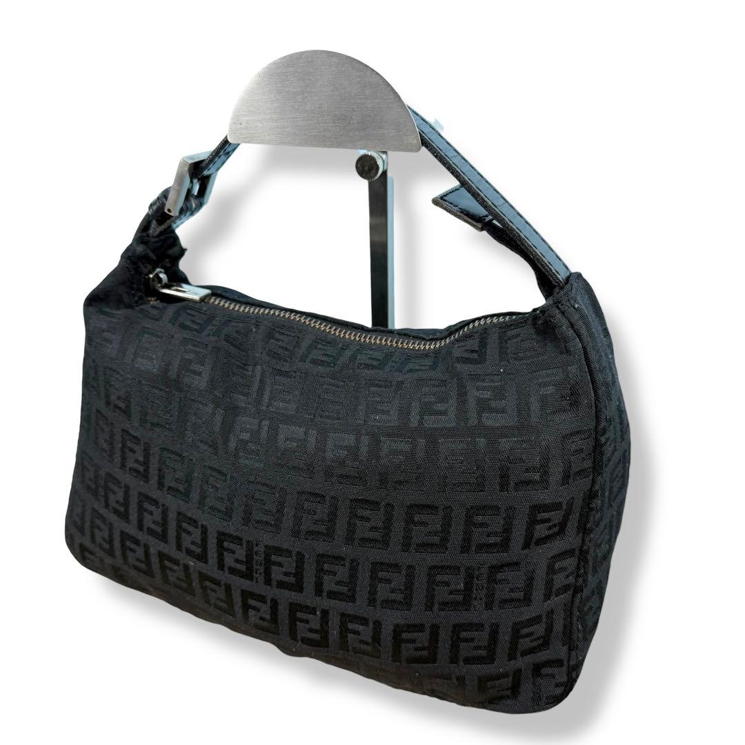 【美品】FENDI フェンディ バニティ アクセサリーポーチ ズッカ柄 ブラック