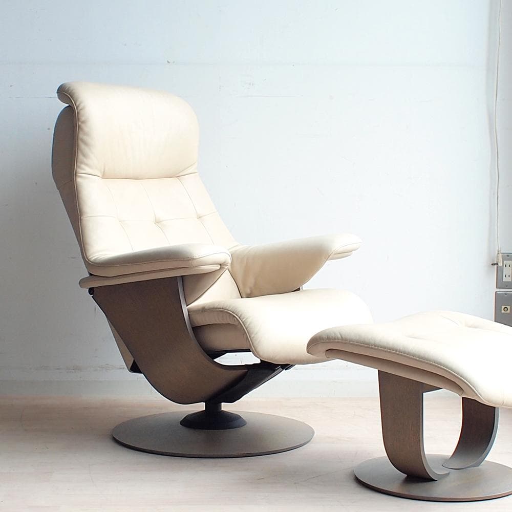 カリモク 「ザ・ファースト」 本革 リクライニングチェア オットマン付き