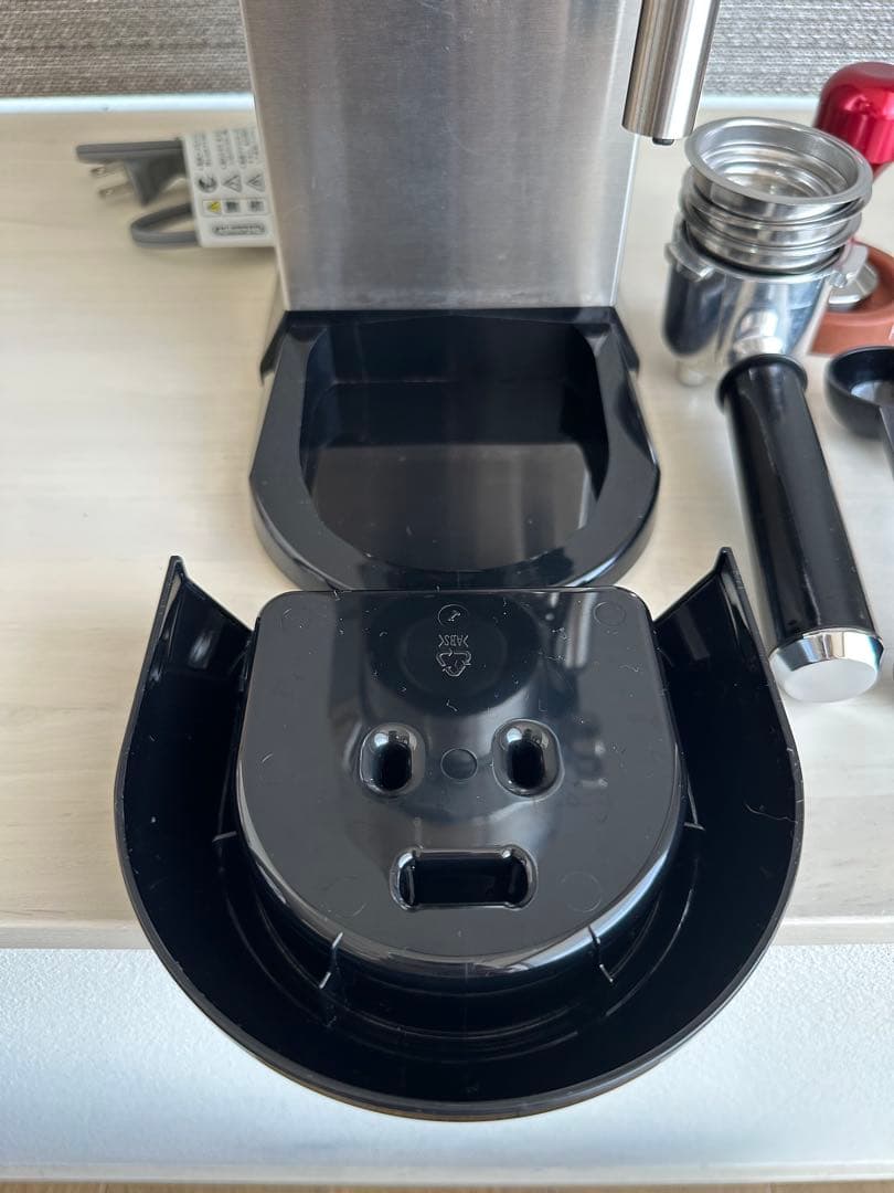 デロンギ デディカ エスプレッソマシン EC680