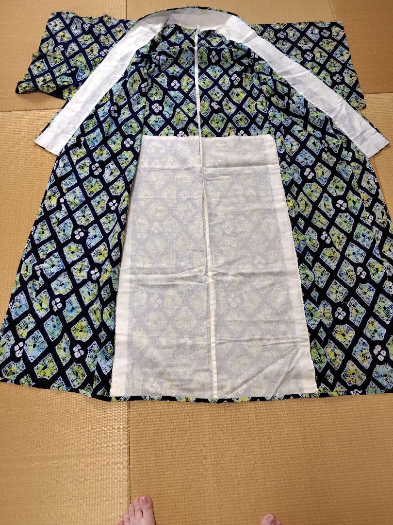 幾何学模様　手縫いで絞り風　ろうけつ染め紺地に緑、黄緑、黃、白の柄です