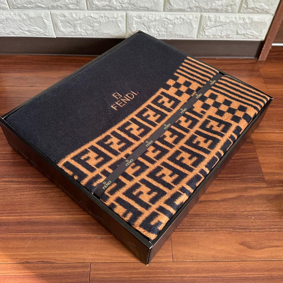 未使用 FENDI 綿毛布 ズッカ柄 ブラック×ブラウン 140×210