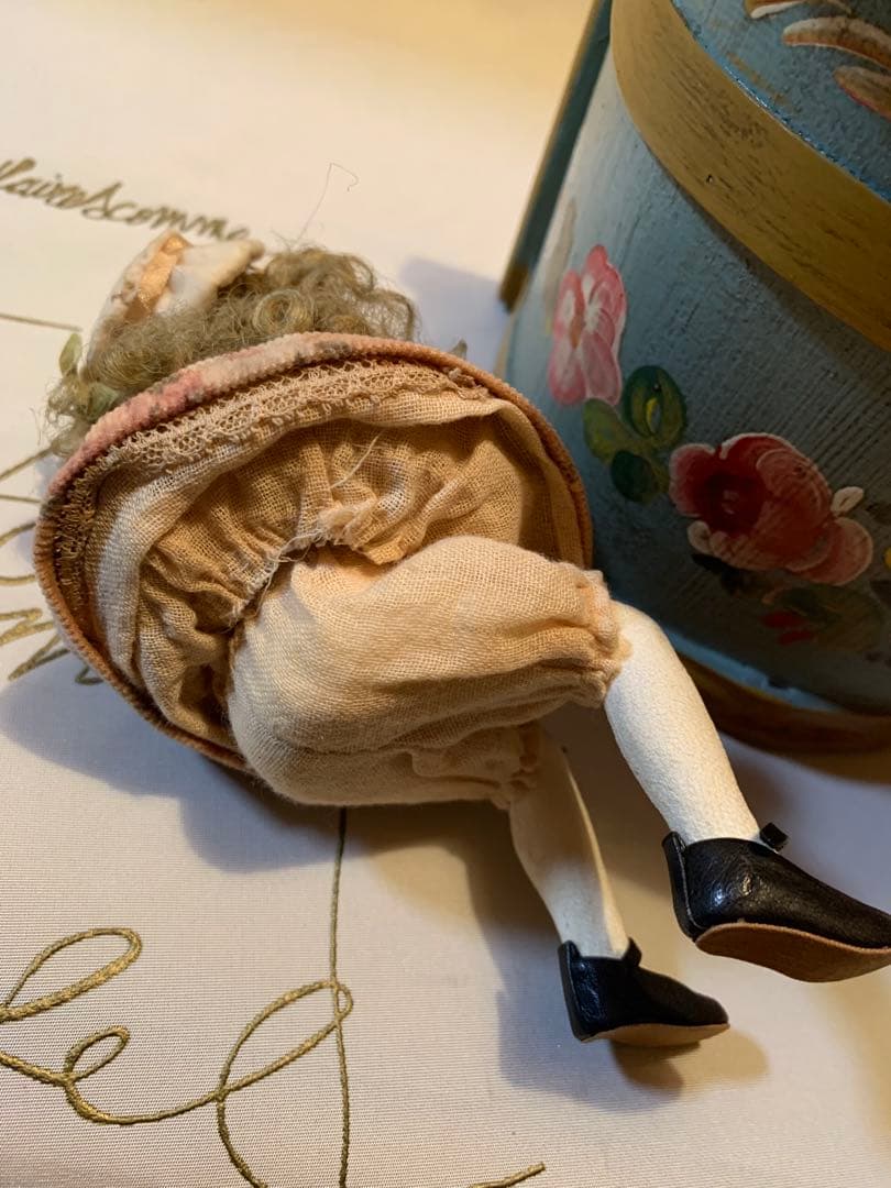 イギリス製アンティーク　女性作家の赤毛のアンの人形！ずっーと座ってますが可愛い！