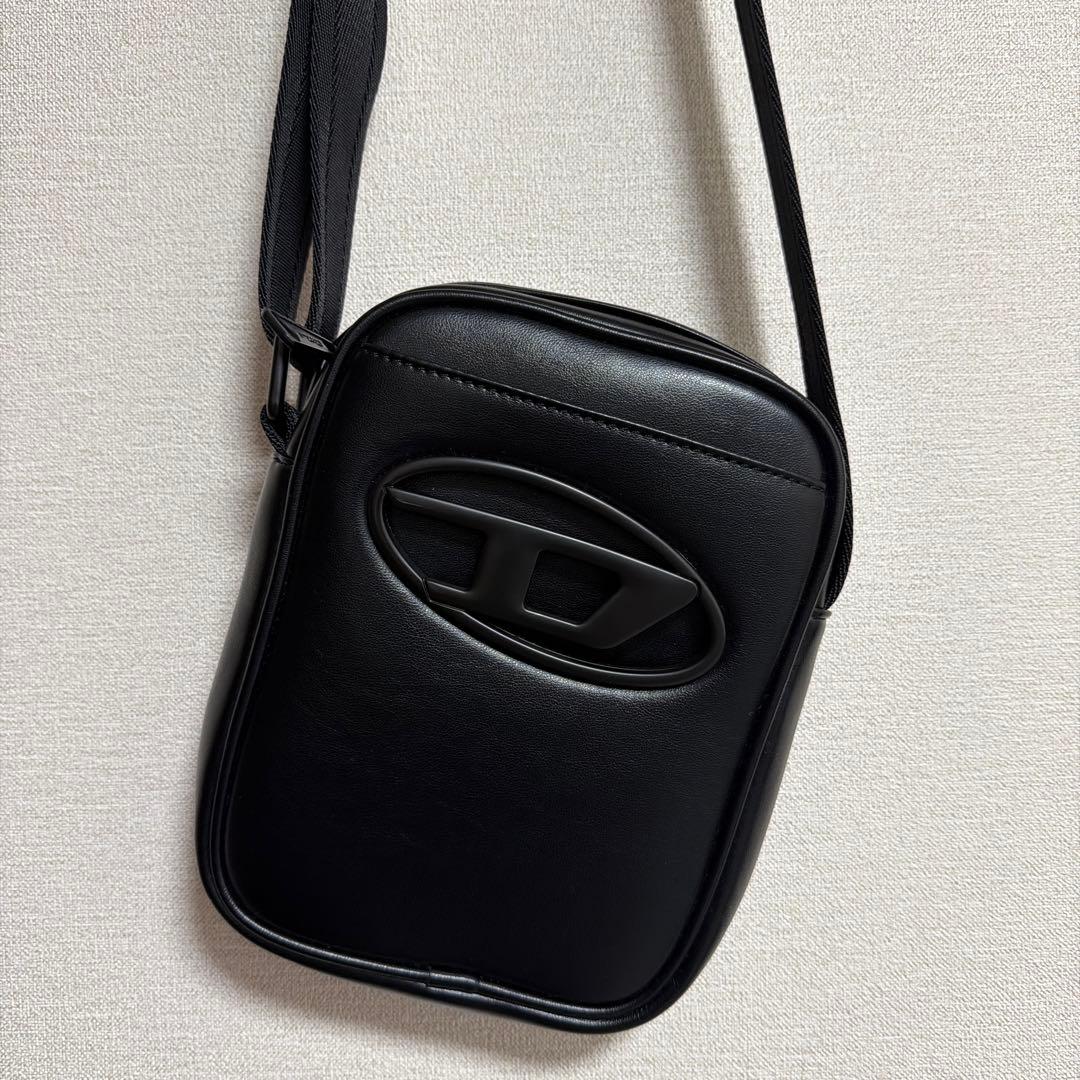 ブラック ショルダーバッグ Dロゴ　新品