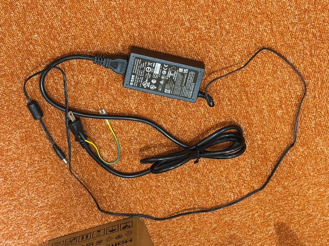 MSI MAG274URFW 27インチ モニター