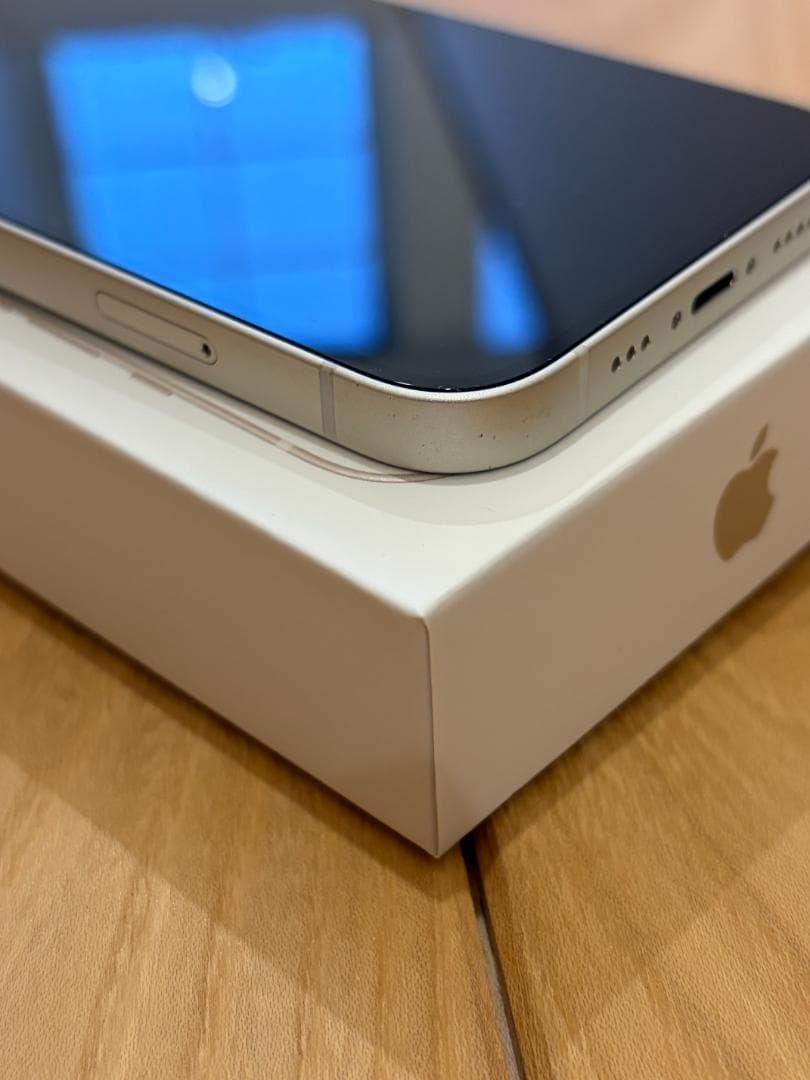 iPhone 13 スターライト 128GB SIMフリー　箱・充電ケーブル付き