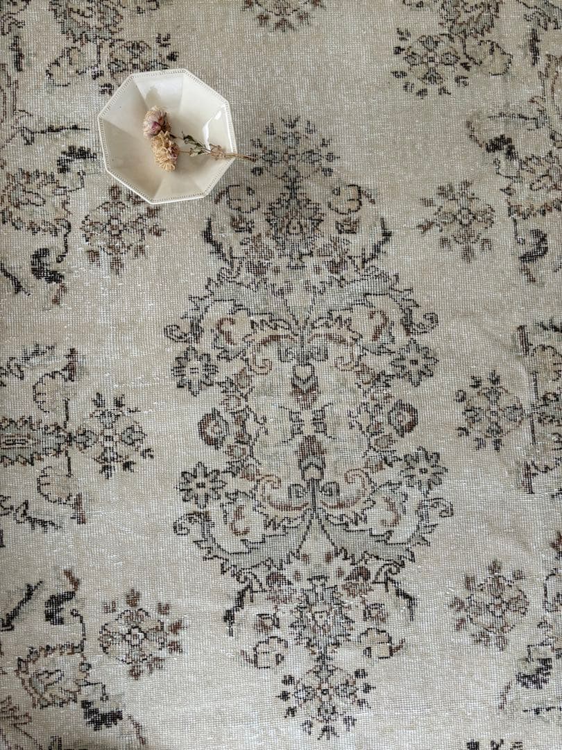 ヴィンテージラグ　ベージュオーバーダイ　ボタニカルフローラル　トルコ　雅姫さん