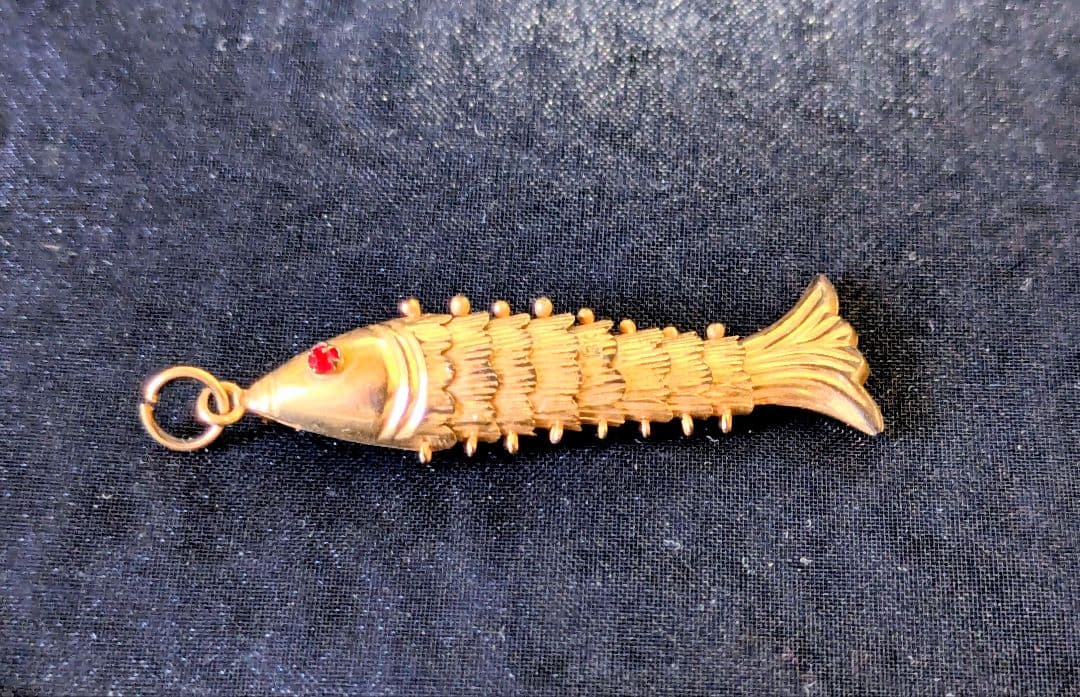 魚型チャーム 18kの刻印 目はルビーの海外製品 ビンテージ