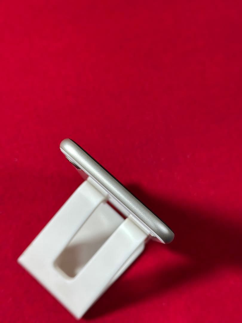 【9927】iPhone SE3第3世代スターライト 64GB simフリー