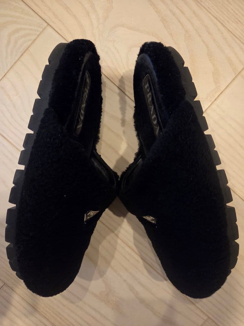 ヨ*ー様 激安最安値！プラダ　シアリングサンダル ボアムートン トライアングル