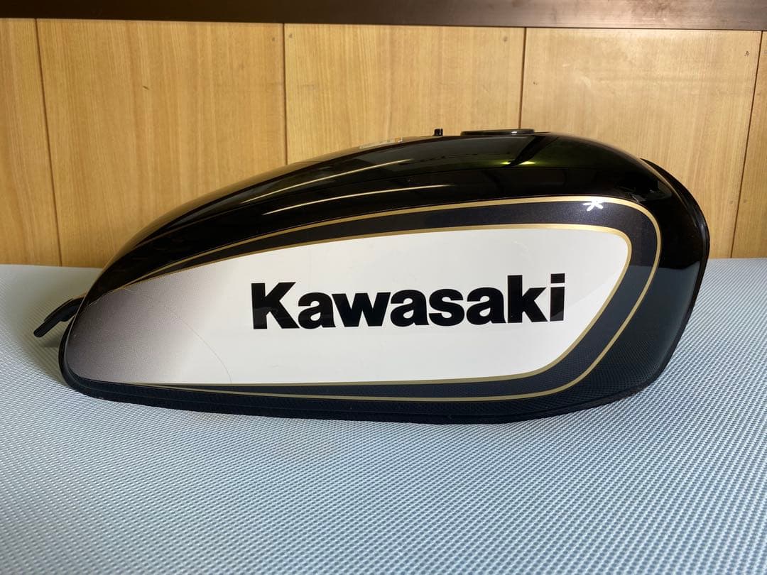 250TR 純正　フューエルタンク　黒　白　インジェクション　FI