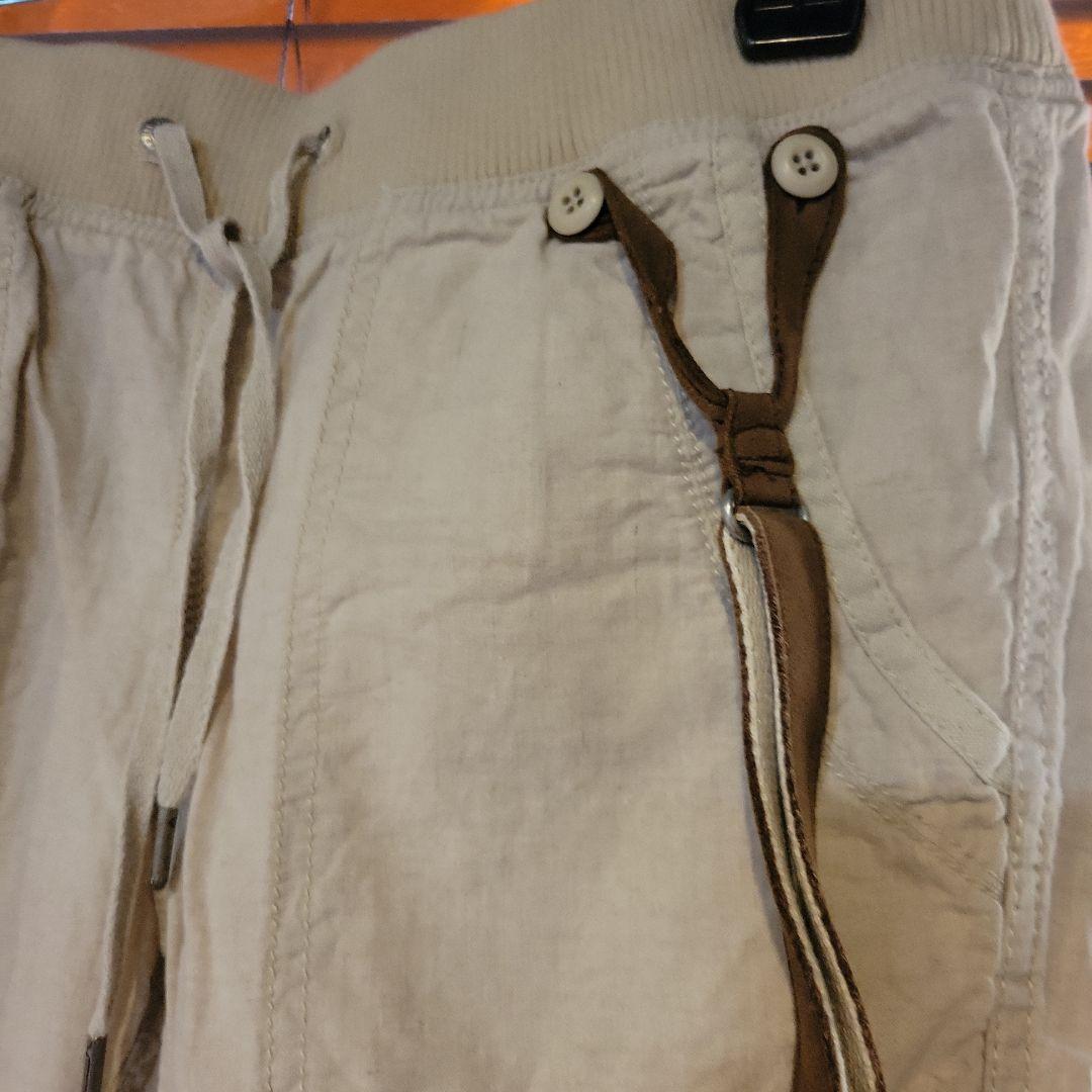 サスペンダー付きベージュパンツ