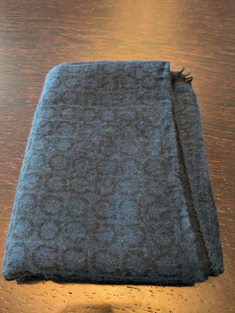 【限定セール価格】フェラガモ Ferragamo ダークブルー ストール