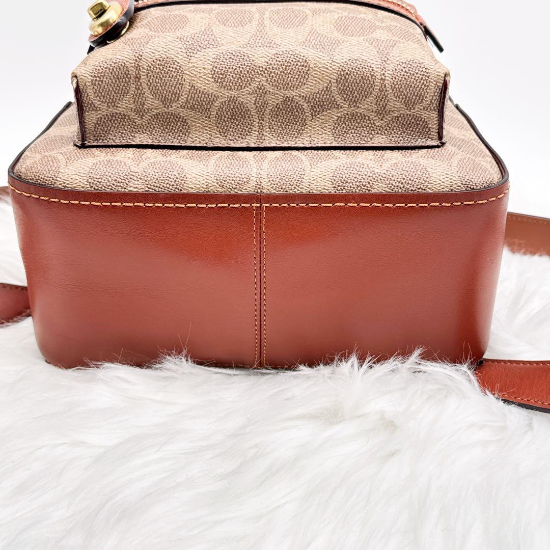 美品✨ COACH PVC レザー ターンロック シグネチャーミニリュック