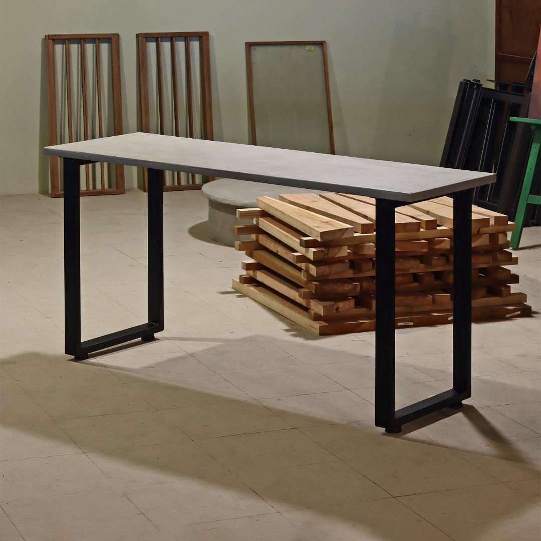 カウンターデスク｜横幅140cm｜ライトグレー｜薄塗りモルタル｜四角脚