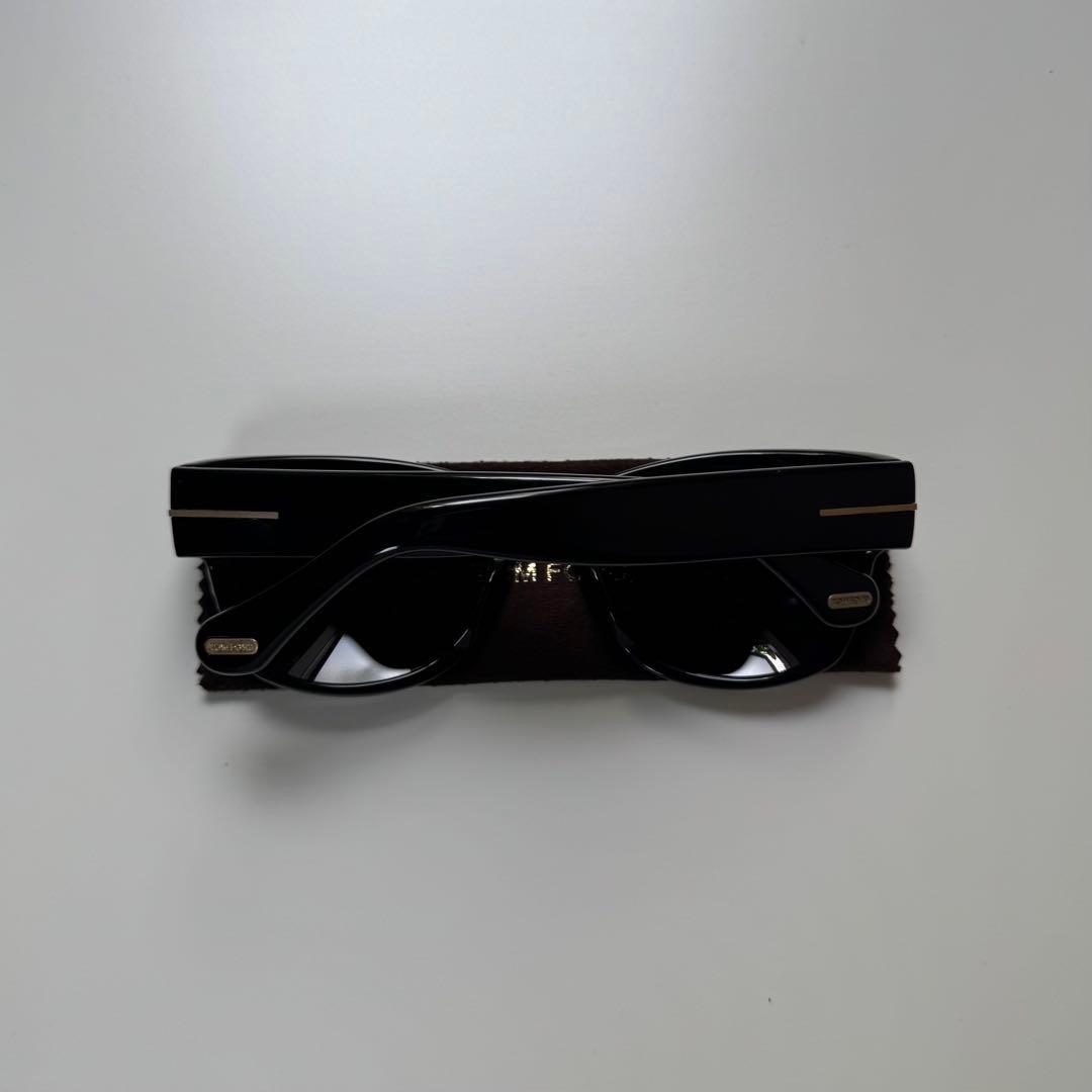TOM FORD ブラックサングラス