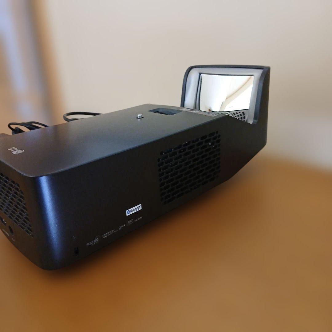プロジェクター　LG　超短焦点　PF1000UG　お試し用のお品です。