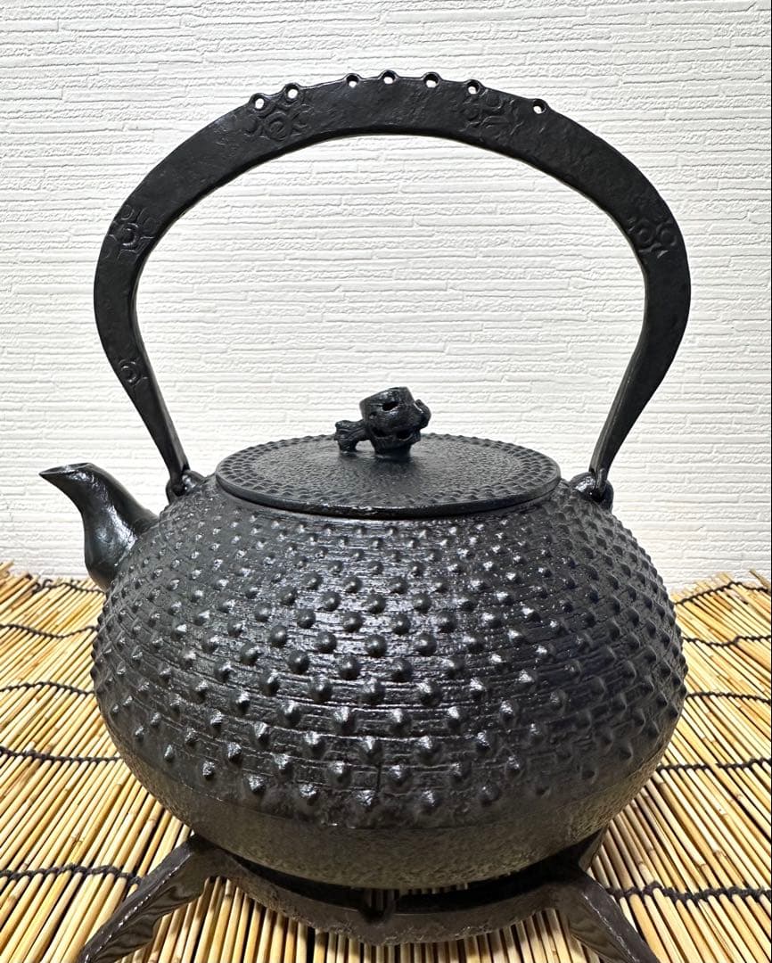 未使用品、栞付　南部成龍堂鋳造所　斎峰　及川光正造　宝珠形馬蹄鉉　南部鉄瓶　鉄瓶