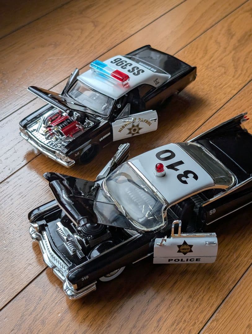 アメ車ミニカー2台 Cadillacなど 1/24 パトカー