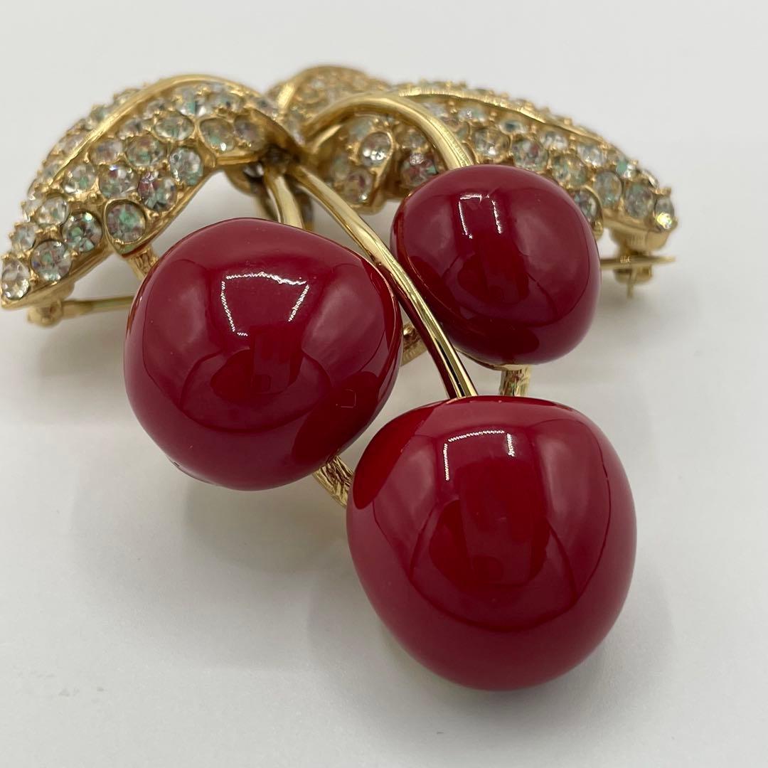 CINER コスチュームジュエリー エナメルとビジューのさくらんぼブローチ