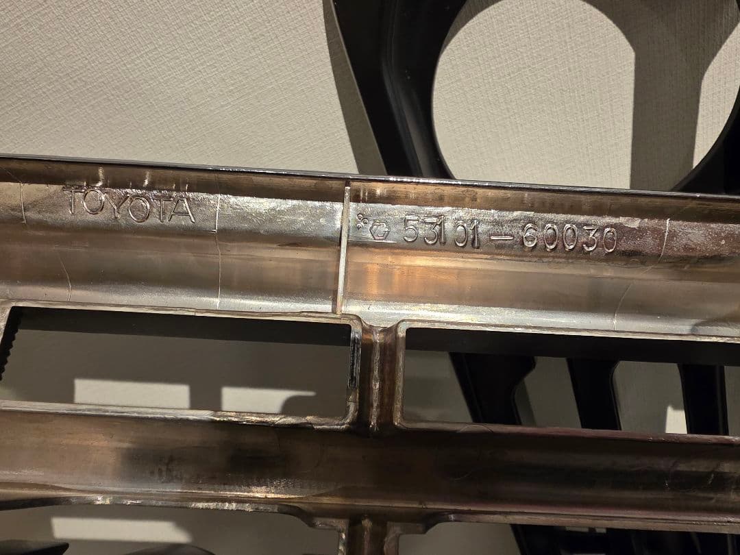TOYOTA フロントグリル 53101-60030 クローム サイドカットあり