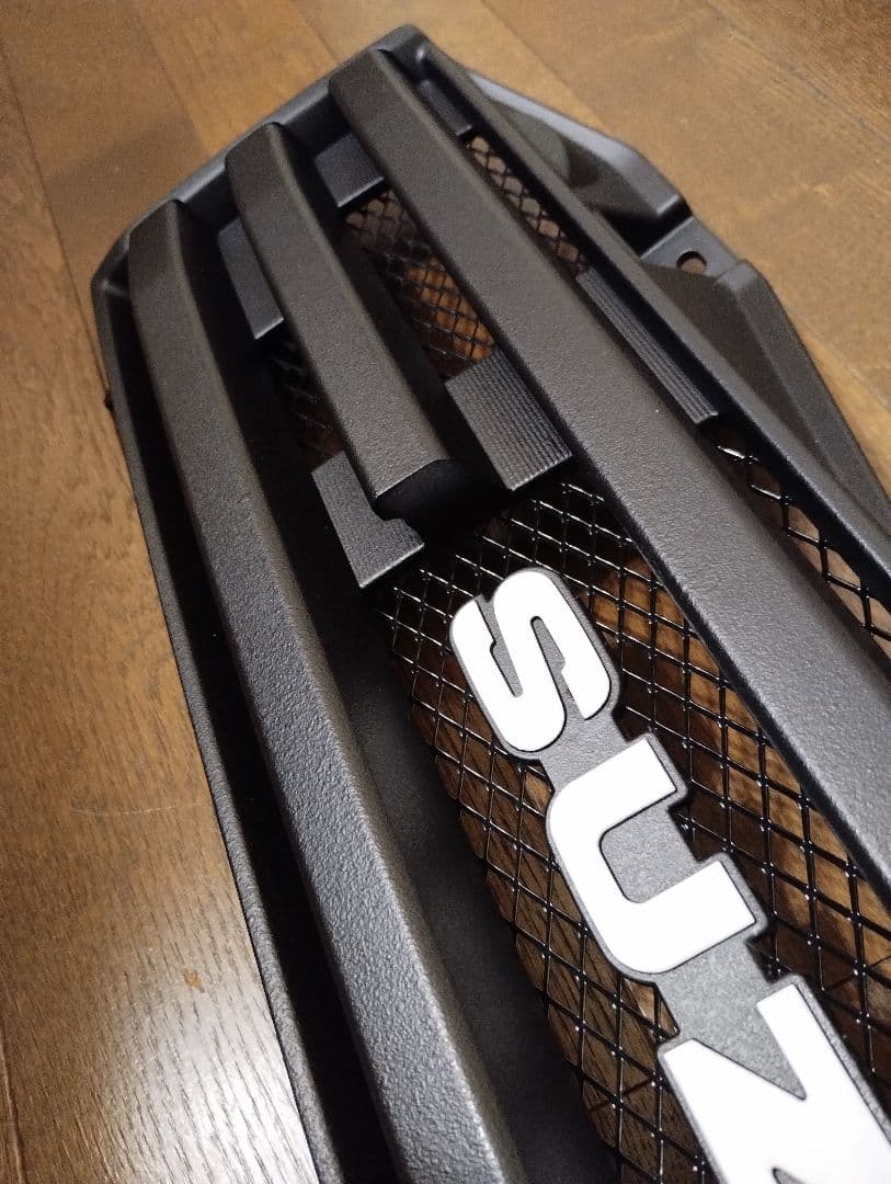 スズキジムニーJB23純正フロントグリル改 + チッピング活字体エンブレム