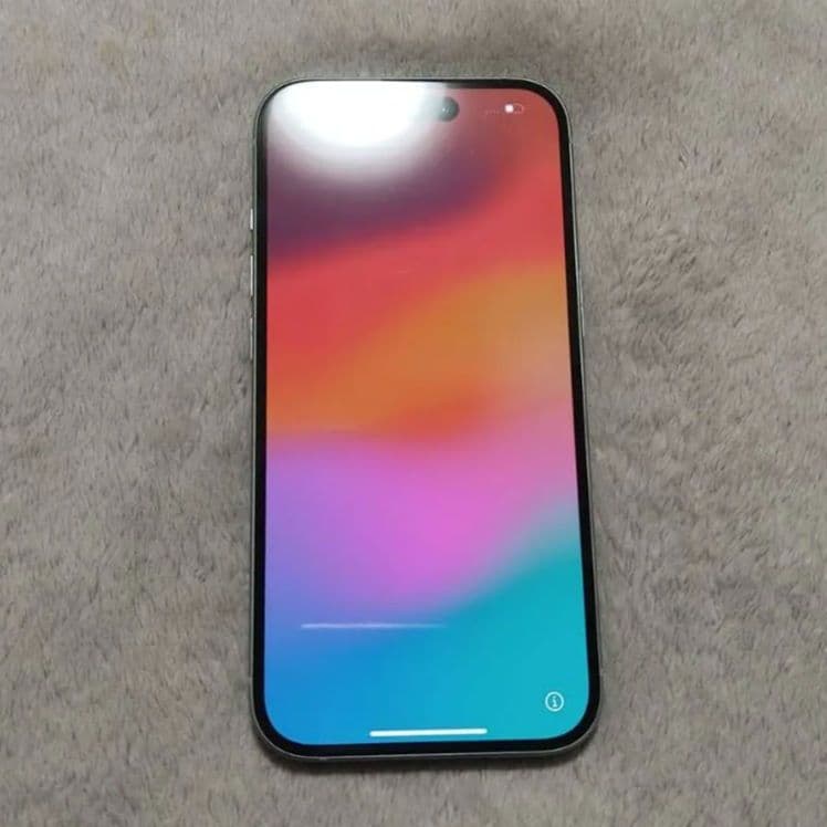 Apple iPhone 15 ミッドナイトグリーン 本体