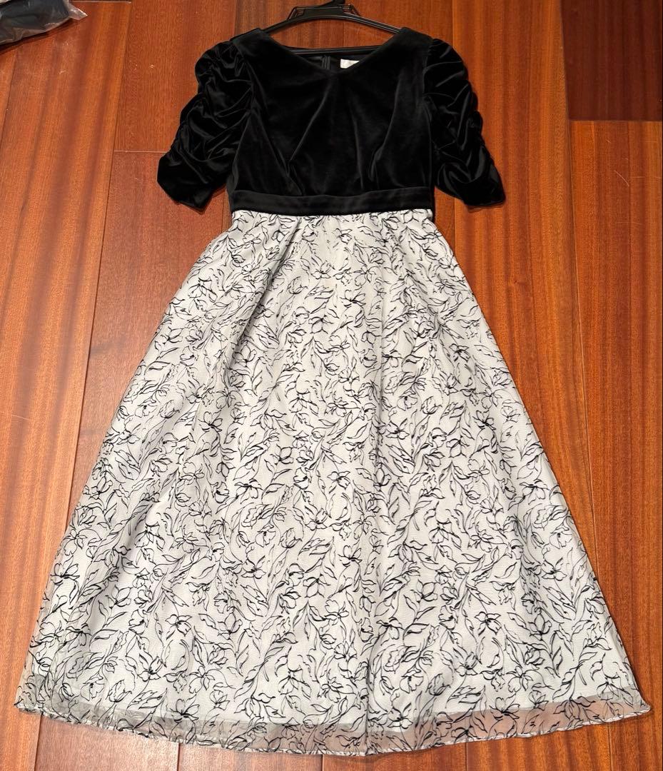 AIMER ベロア袖フロッキーフレアドレス 黒 白 エメ