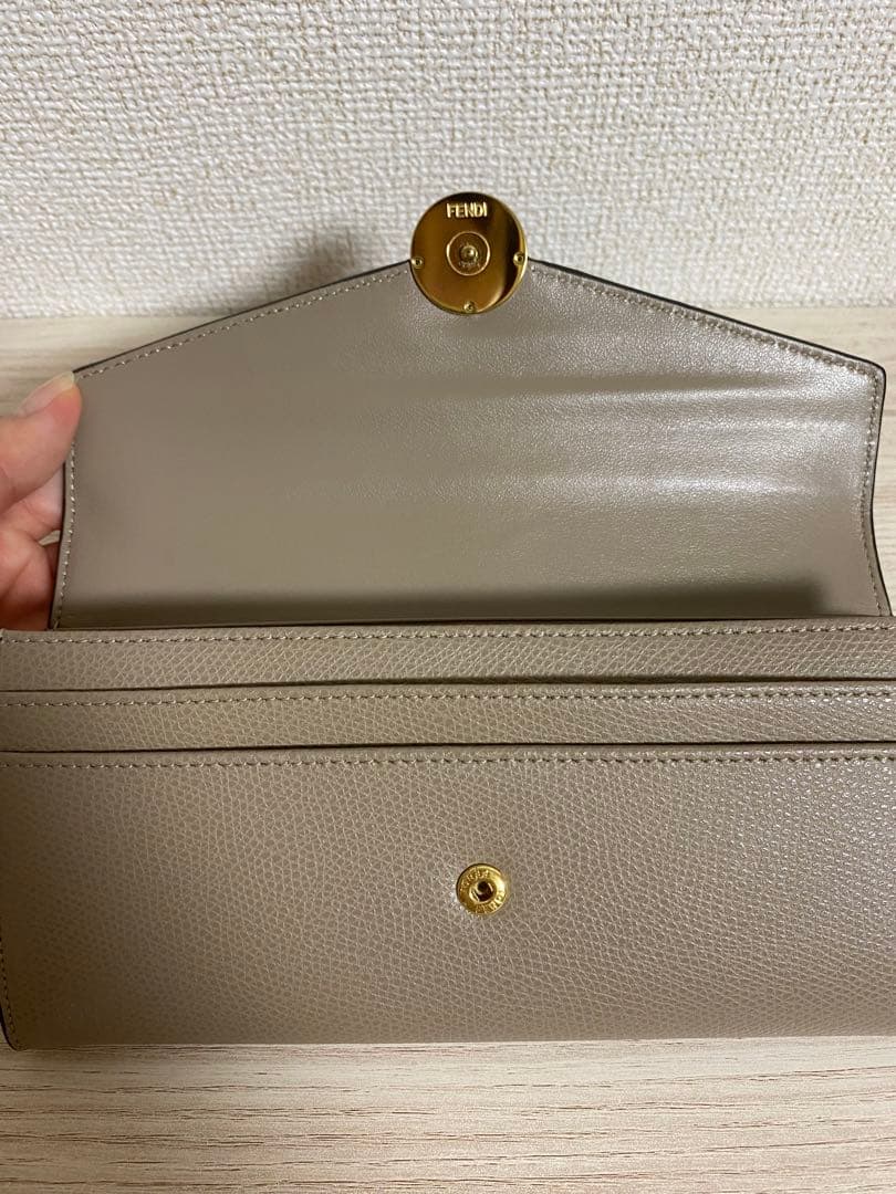 【美品】FENDI エフ イズ フェンディ レザー 二つ折り長財布