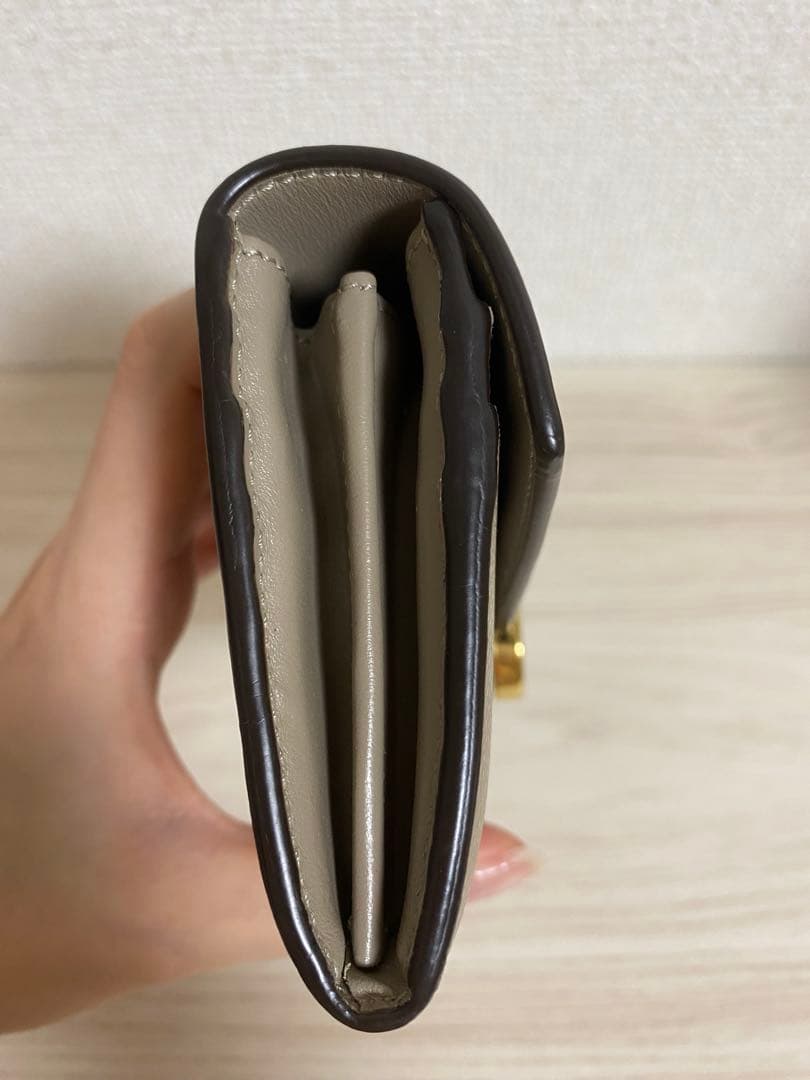 【美品】FENDI エフ イズ フェンディ レザー 二つ折り長財布