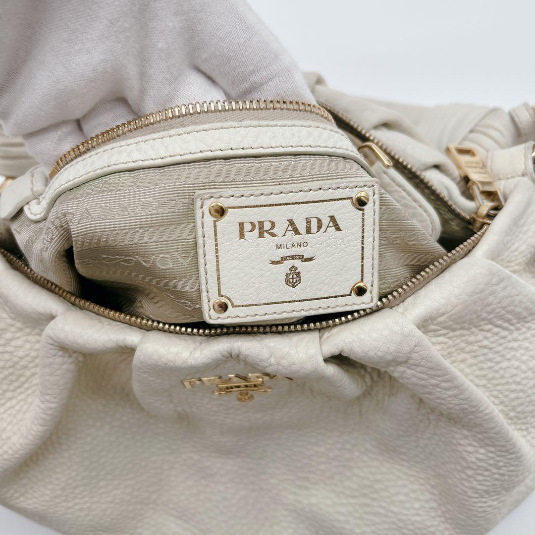 PRADA ワンハンドバッグ レザー ホワイト メタルロゴ ハーフムーン
