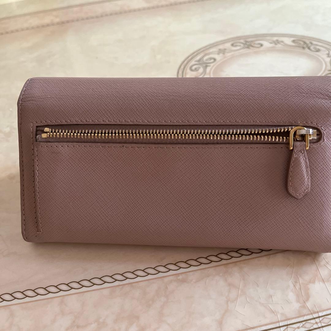 あけみ♡ PRADA リボン付き長財布 ベージュ