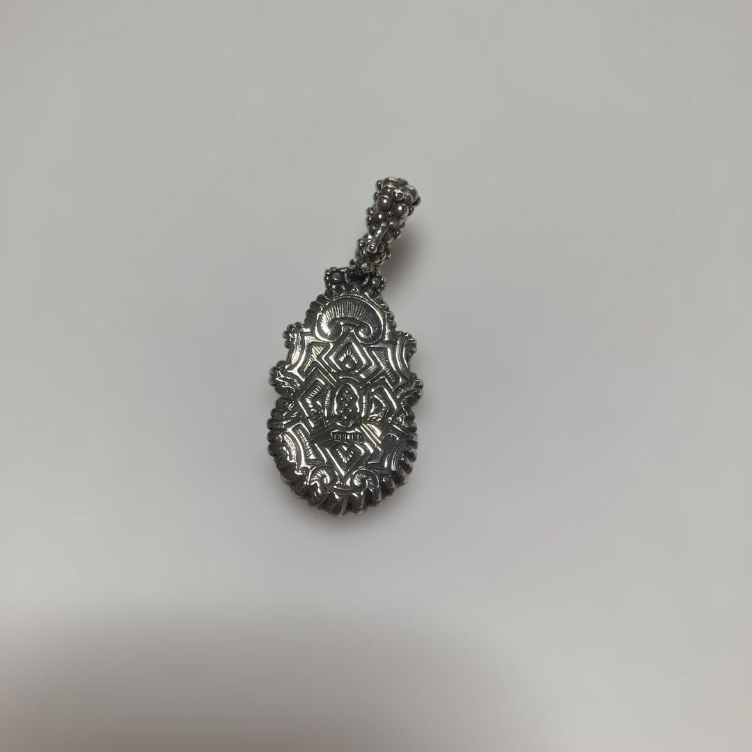 スティーブンデュエッグ　花模様のメタルチャーム