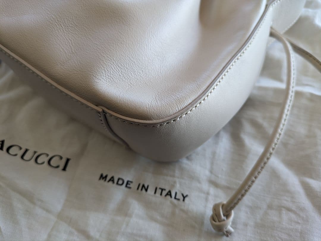 IACUCCI ホワイト巾着型ハンドバッグ　完売品